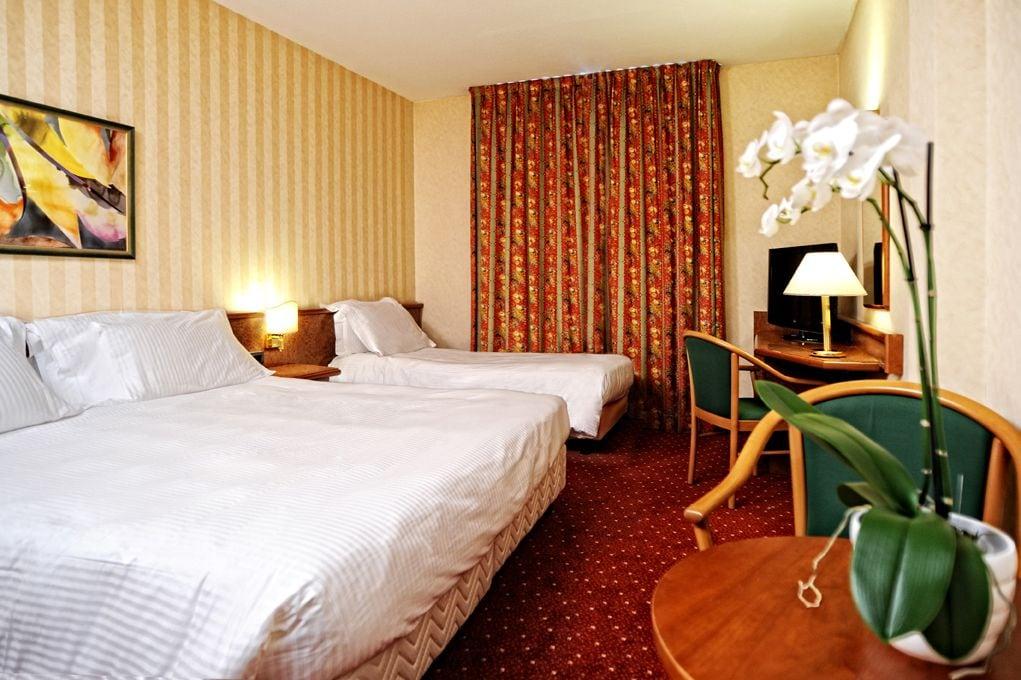 Meditur Hotel Pomezia Buitenkant foto