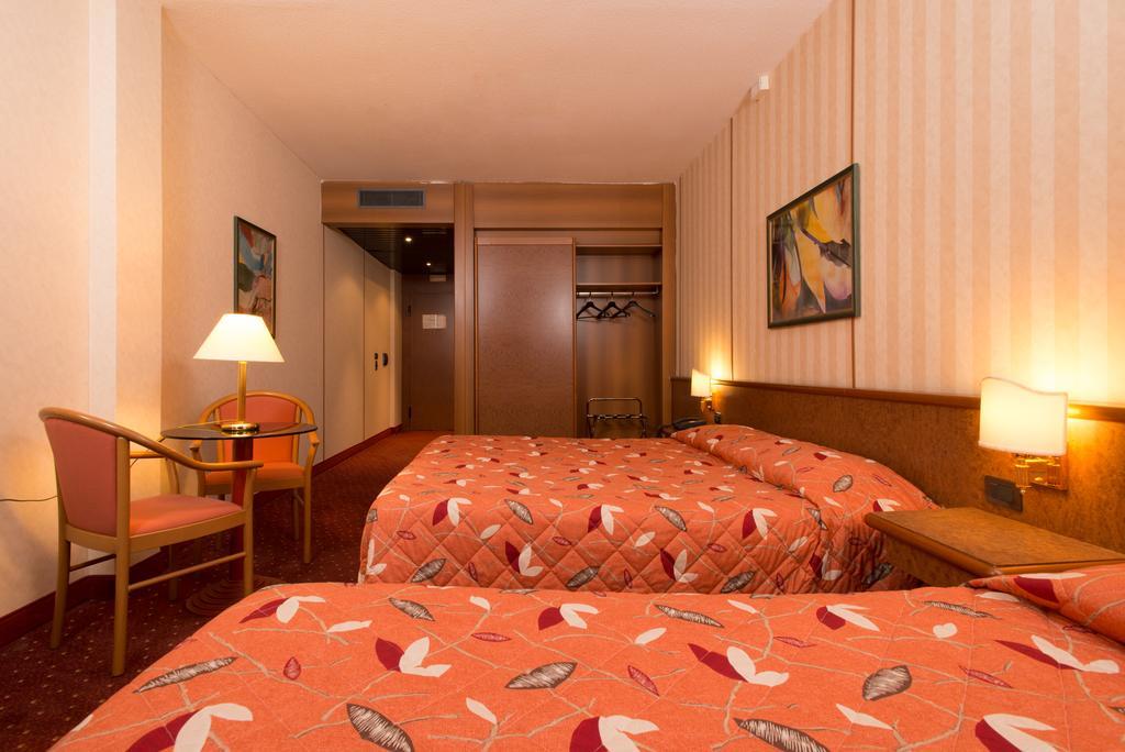 Meditur Hotel Pomezia Buitenkant foto