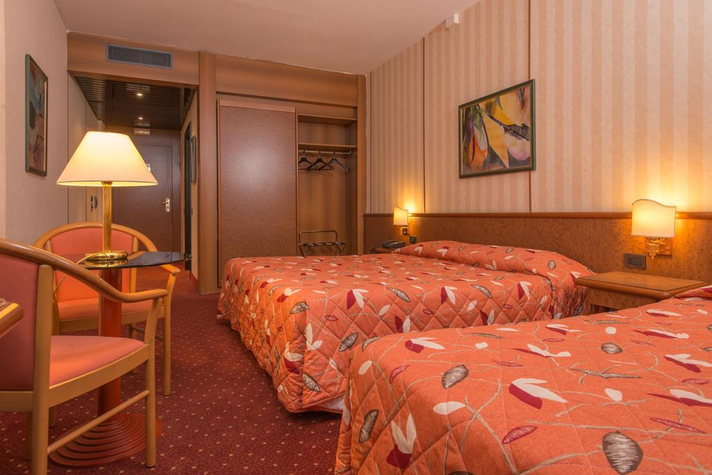 Meditur Hotel Pomezia Buitenkant foto
