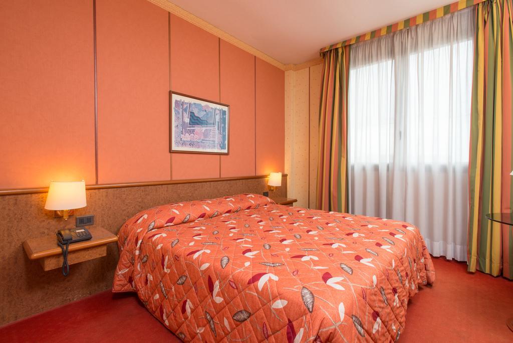 Meditur Hotel Pomezia Buitenkant foto