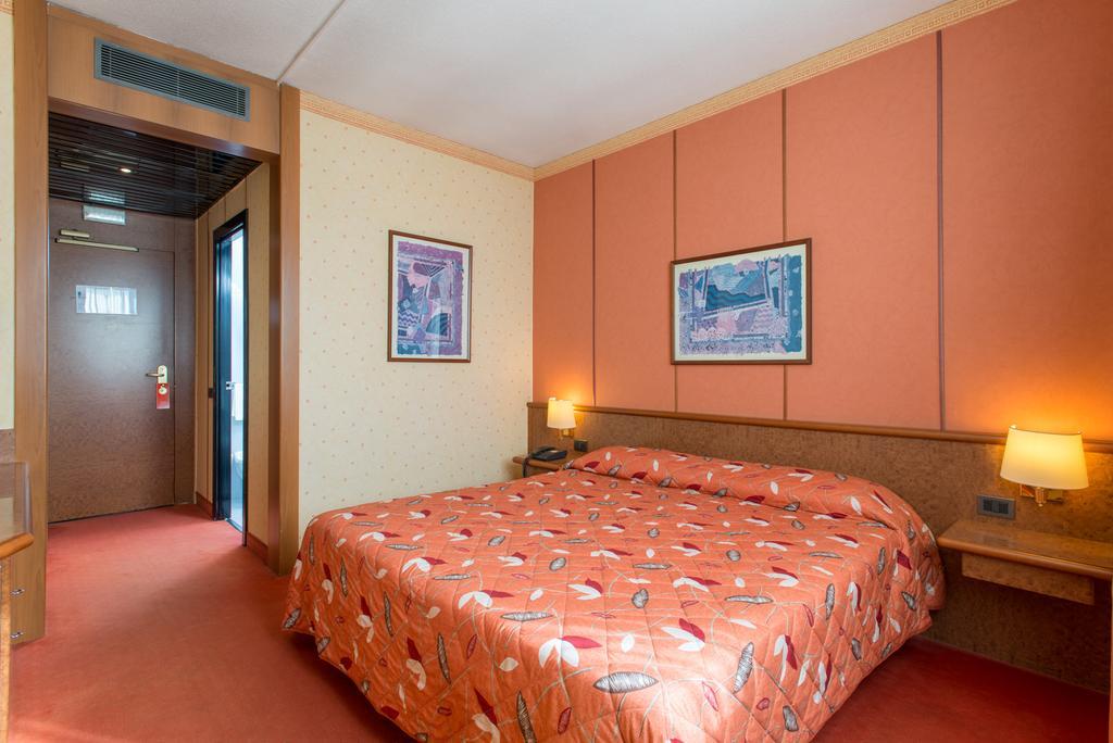 Meditur Hotel Pomezia Buitenkant foto