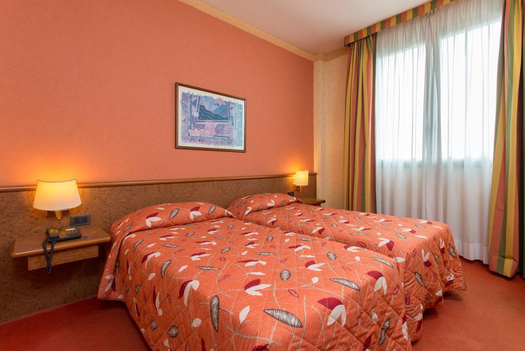 Meditur Hotel Pomezia Buitenkant foto