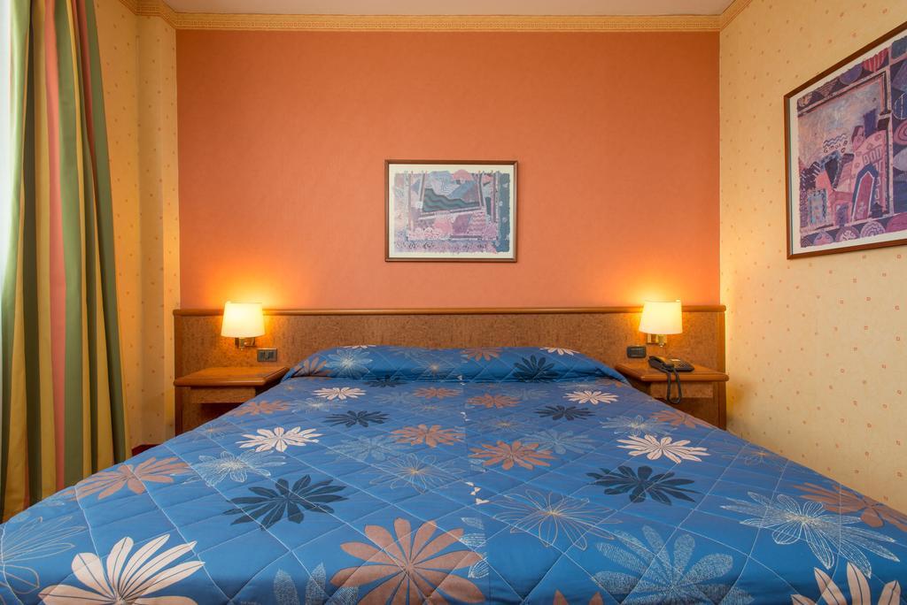 Meditur Hotel Pomezia Buitenkant foto