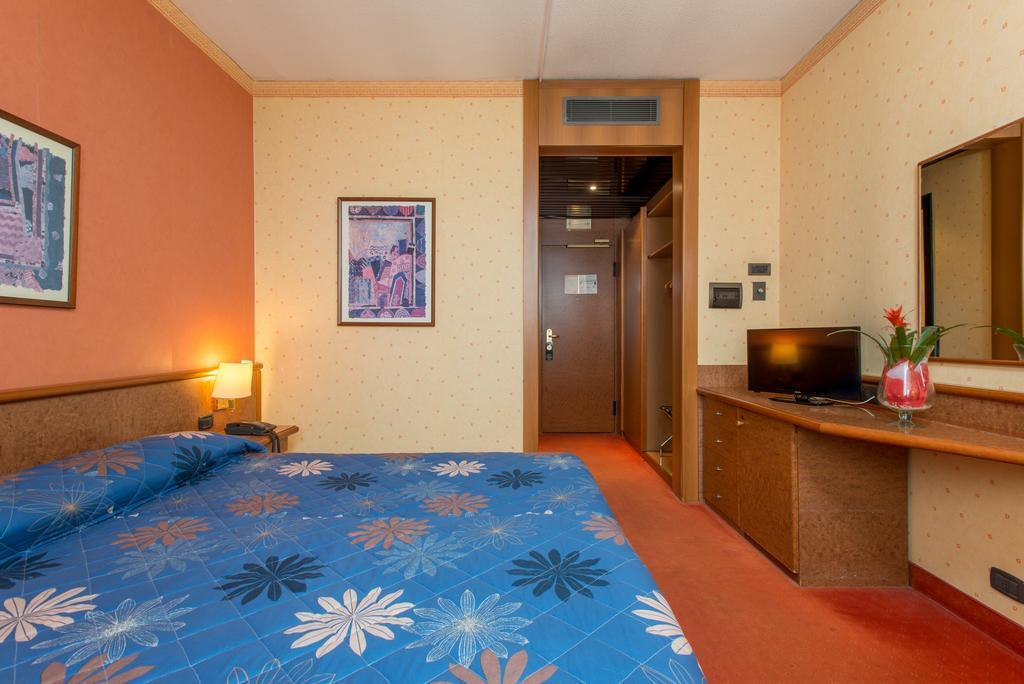 Meditur Hotel Pomezia Buitenkant foto