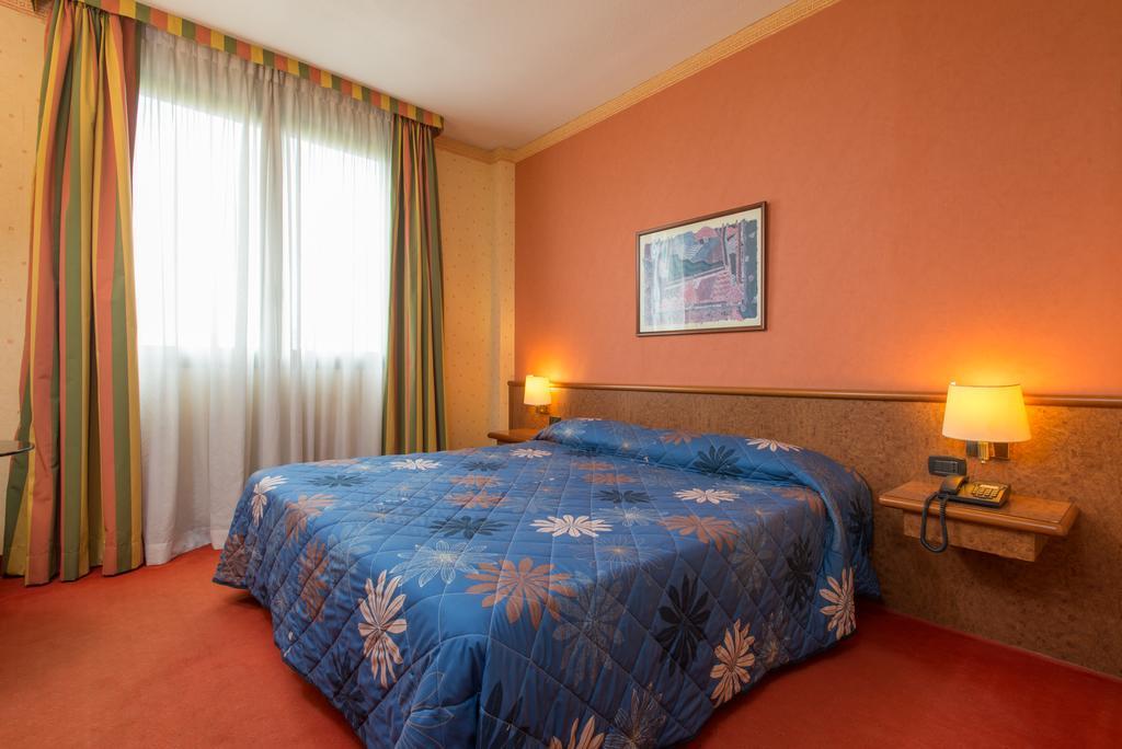 Meditur Hotel Pomezia Buitenkant foto